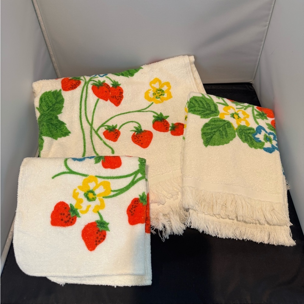 RARE Vintage Cannon Monticello Terry Cotton Strawberry Print Set Bath Towel